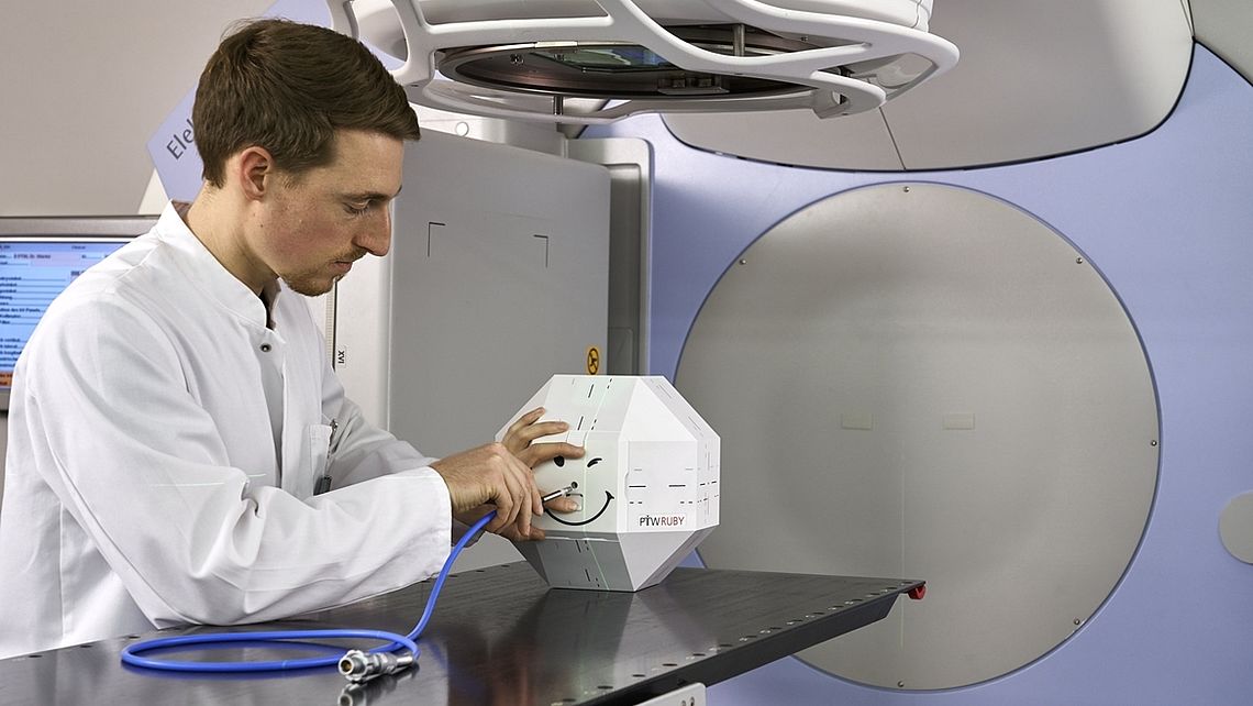 PATIENT QA Single-point dose verification of a non-coplanar patient treatment plan using a detector. Detector is plugged into RUBY PATIENT QA Detector insert using the appropriate detector holder – no need to replace phantom or exchange inserts.